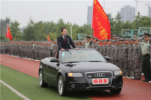 新华学院院长石秀和乘坐“阅兵车”检阅军训新生